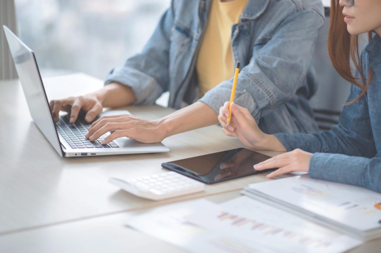 Sesión de planificación financiera personalizada en las oficinas de belatheraos